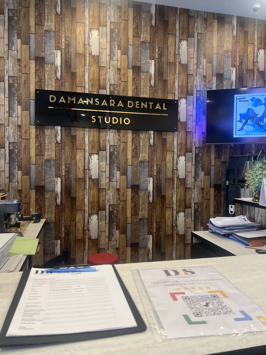 Reception counter with patient registration and feedback QR